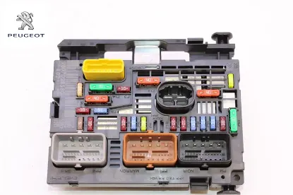 Motor İçi Sigorta Kutusu 3008 407 5008 Peugeot 9807028580 resmi