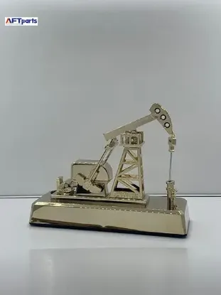 Masa üstü plaket petrol pompası hareketli altın kaplama abs 26x22x9cm 2 adet kalem pille çalışır mak aft  resmi